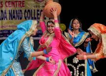 Happy Lohri 2022 Special Songs: लोहड़ी की इस शाम, ये गाने आपकी पार्टी में लगायेंगे चार चांद