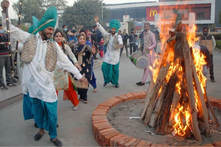 सिख धर्म में लोहड़ी के पर्व की विशेष मान्यता है. लोहड़ी के पर्व का वर्ष भर इंतजार किया जाता है.