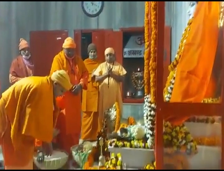 Chief Minister Yogi Adityanath offers prayers at Gorakhnath temple on Makar Sankranti ann मकर संक्रांति 2021: सीएम योगी ने बाबा गोरखनाथ को चढ़ाई खिचड़ी, दर्शन के लिए उमड़ा जनसैलाब
