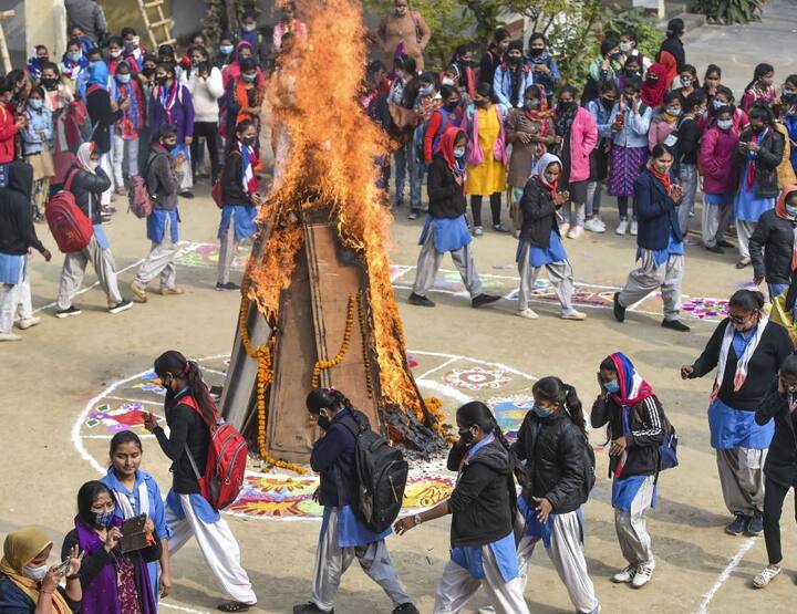 लोहड़ी पर भंगड़ा आदि का भी आयोजन किया जाता है.  लोहड़ी पर अग्नि देव को प्रसन्न किया जाता है.