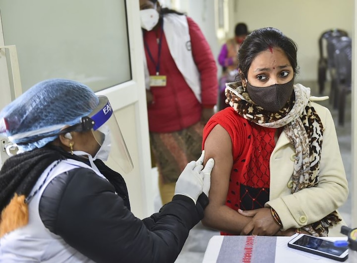 Corona Vaccine: COVID-19 vaccine hesitancy 39 per cent in Delhi-NCR: Survey Corona Vaccine: सर्वे में खुलासा, दिल्ली-NCR में टीका लगवाने को लेकर 39 फीसदी लोगों में हिचकिचाहट