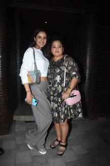 Bigg Boss 14 के घर से बाहर आते  ही Jasmin Bhasin दोस्तों के साथ डिनर करते हुईं स्पॉट, देखें फोटोज