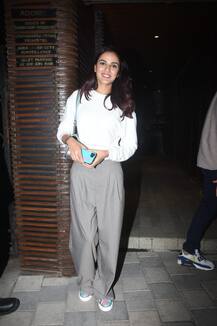 Bigg Boss 14 के घर से बाहर आते  ही Jasmin Bhasin दोस्तों के साथ डिनर करते हुईं स्पॉट, देखें फोटोज