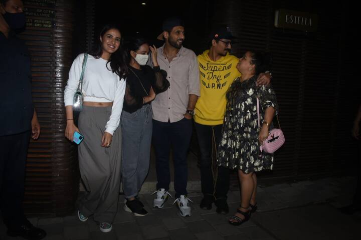 इस पार्टी में जैस्मीन संग भारती, उनकी हसबैंड हर्श, कोरियोग्राफर पुनीज जैसे टीवी के कई नामचीन सितारे थे.