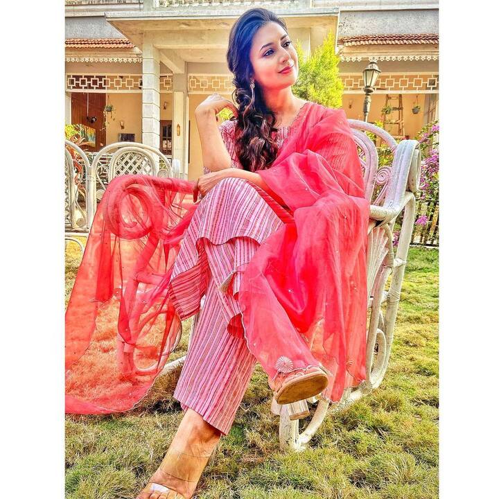 टीवी की पॉपुलर एक्ट्रेस दिव्यांका त्रिपाठी ने अपनी कुछ तस्वीरें शेयर कर फैंस को लोहड़ी की शुभकामनाएं दी. उन्होंने लिखा, 