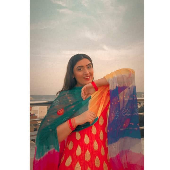 एक्ट्रेस शिरीन मिर्जा ने भी मल्टीकलर आउटफिट में अपनी तस्वीर शेयर की और फैंस को लोहड़ी की बधाई दी. उन्होंने लिखा,