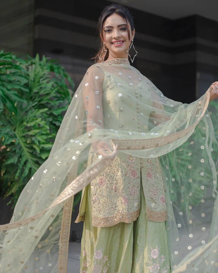  एक्ट्रेस पूजा बनर्जी ने भी अपने फैंस को लोहड़ी की शुभकामनाएं दी. इसके साथ उन्होंने अपनी एक खूबसूरत तस्वीर भी शेयर की जिसमें वह काफी खूबसूरत दिख रही हैं. 