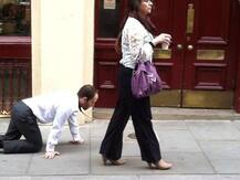 कनाडा: पति के गले में पट्टा डालकर सड़क पर घूमने निकली महिला, लगा 3000 डॉलर का जुर्माना, वजह जानकार हो जाएंगे हैरान