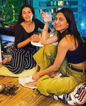 कोरोना के चलते माहौल अभी भी बाहर खराब है, जिसके चलते दोनों ने घर पर ही पार्टी करने का फैसला किया. दोनों ने एक दूसरे के साथ काफी वक्त बिताया.