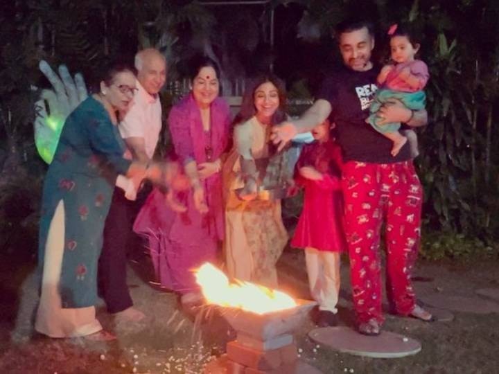 Shilpa Shetty lohri celebration with family and daughter samisha shetty kundra शिल्पा शेट्टी ने बच्चों और परिवार के साथ मनाई लोहड़ी का त्यौहार, खुशी से झूमती दिखीं समिषा