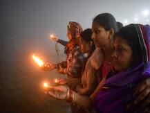 मकर संक्रांति: बिहार में ठंड के बीच श्रद्धालुओं ने लगाई आस्था की डुबकी, मंदिरों में भारी भीड़