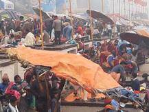 मकर संक्रांति 2021: काशी में उमड़ा श्रद्धालुओं का सैलाब, लगाई गंगा में डुबकी