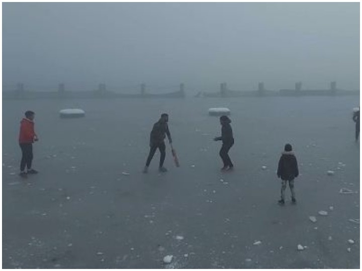 See photos: Dal Lake became a cricket pitch in the harsh winter, children enjoyed the fun ANN देखें तस्वीरें: कड़ाके की ठंड में डल झील बनी क्रिकेट की पिच, बच्चों ने जमकर लिए मजे