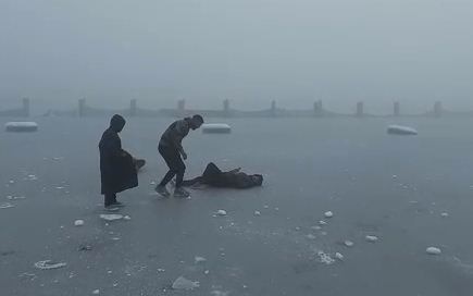 देखें तस्वीरें: कड़ाके की ठंड में डल झील बनी क्रिकेट की पिच, बच्चों ने जमकर लिए मजे