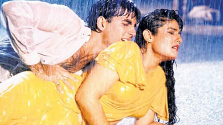 गाने में पीले संग की साड़ी ने रवीना ने बारिश में भीगते हुए जो बोल्ड अदाएं दिखाई और जिस अंदाज में अक्षय कुमार के साथ रोमांस किया उसे आज भी फैंस देखने नहीं थकते हैं.