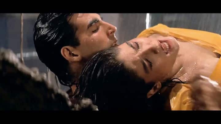 अपने एक पुराने इंटरव्यू में इस गाने की शूटिंग के बारे में बात करते हुए रवीना टंडन ने बताया कि इस गाने की शूटिंग 4 दिन तक हुई थी और यह गाना एक कंस्ट्रक्शन साइट पर शूट हुआ था, जहां पर पत्थर और कीलें पड़ी हुई थीं. एक तो रवीना की तबीयत ठीक नहीं थी, उस पर इस गाने को उन्हें नंगे पैर शूट करना था. गाना बारिश वाला था, तो रवीना को भीगना भी था.