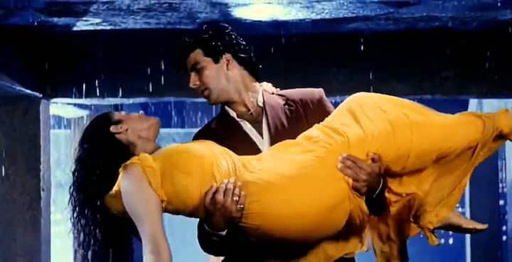 आपको बता दें कि इस गाने कि शूटिंग के वक्त रवीना टंडन और अक्षय कुमारा का अफेयर चल रहा था. ये गाना साल 1994 में आई फिल्म मोहरा का है.