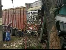 पहले बोलेरो और कार को किया क्षतिग्रस्त, फिर घर में जा घुसा अनियंत्रित ट्रक