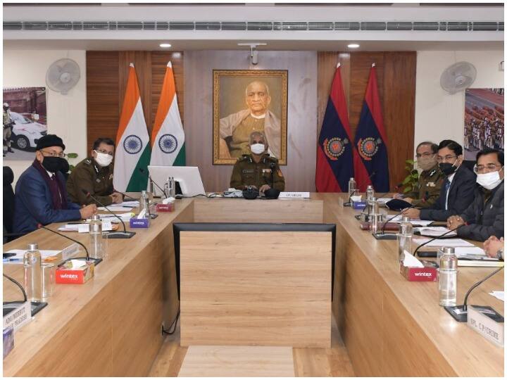 Delhi: Before Republic Day, the commissioner held a meeting with police officers, discussed all the issues including terrorist threats ANN दिल्ली: गणतंत्र दिवस से पहले कमिश्नर ने पुलिस अधिकारियों के साथ की बैठक, आतंकी खतरे सहित तमाम मुद्दों पर हुई चर्चा