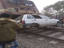 पटरी पर थी कार, समय रहते इंजन ड्राइवर ने लगा दिया ब्रेक और बच गई हजारों जिंदगी