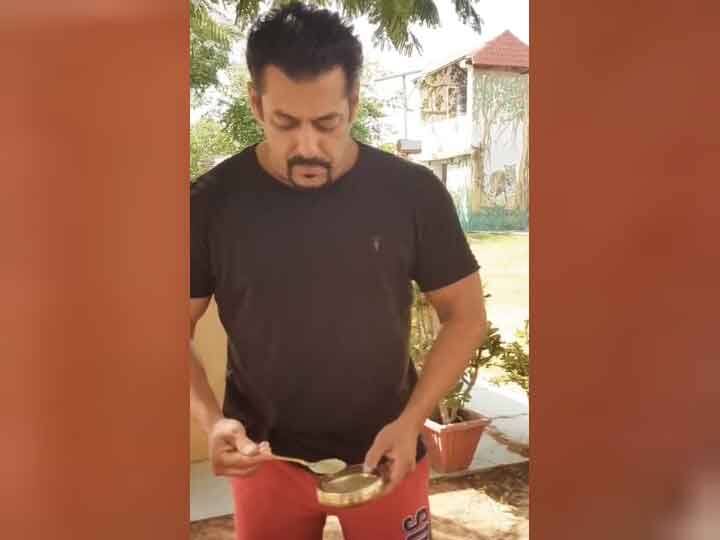 Salman Khan prepares raw onion pickle in minutes, onscreen mom shared video Salman Khan ने मिनटों में तैयार कर दिया कच्चे प्याज का अचार, ऑनस्क्रीन मॉम ने शेयर किया वीडियो