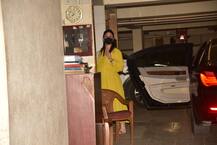 In Pics: देर रात तैमूर को घुमाने निकलीं प्रेग्नेंट करीना कपूर खान, बेटे की हरकतों से हुईं परेशान