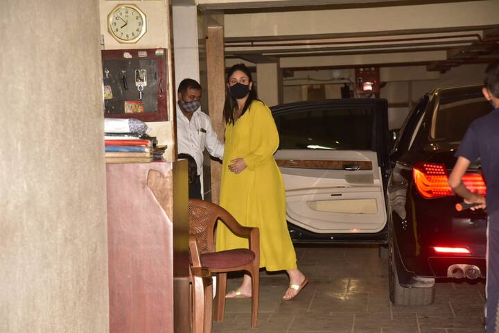 वहीं फुटवीयर्स की बात करें तो बेबो इस दिनों फ्लैट्स का ही इस्तेमाल कर रही हैं.  (Photo Credit: Manav Manglani)