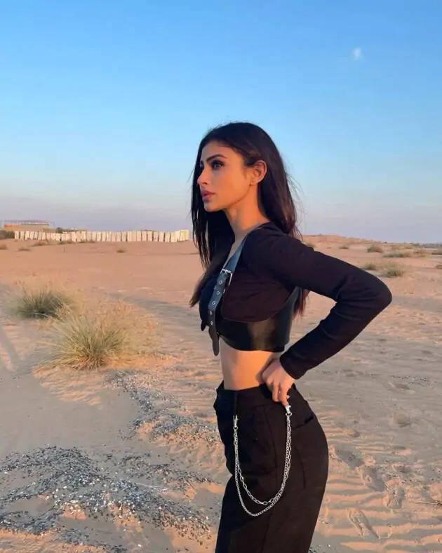 मौनी रॉय ने अपनी एक तस्वीर शेयर की है. इस तस्वीर में वह ब्लैक आउटफिट में है. इस तस्वीर को शेयर करते हुए उन्होंने लिखा,