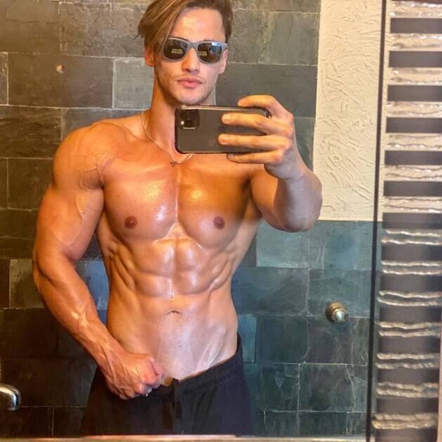 टीवी के पॉपुलर एक्टर और बिग बॉस फेम असिम रियाज ने अपने सिक्स पैक एब्स दिखाते हुए सेल्फी शेयर की है. इसे शेयर करते हुए उन्होंने लिखा,