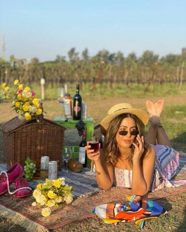 हिना खान ने इन दिनों वैकेशन एन्जॉय कर रही हैं. उन्होंने अपनी एक तस्वीर शेयर करते हुए लिखा,