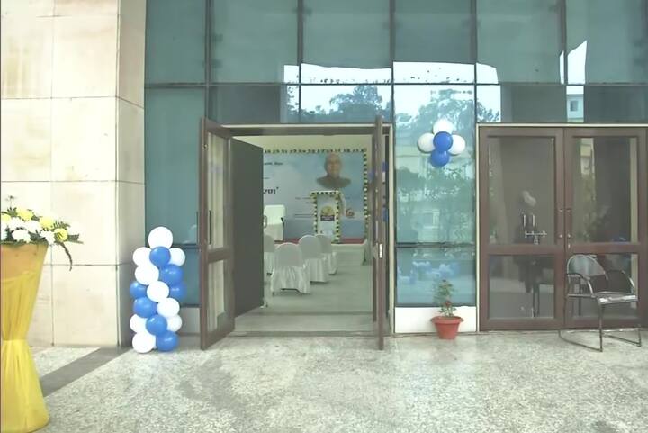 देश के अलग-अलग राज्यों में कोरोना वैक्सीन के शुभारंभ को लेकर खास तैयारियां की गई हैं.  बिहार की राजधानी पटना में इंदिरा गांधी आयुर्विज्ञान संस्थान (IGIMS) कोविद -19 टीकाकरण अभियान के शुभारंभ से पहले फूलों और गुब्बारों से सजाया गया है.