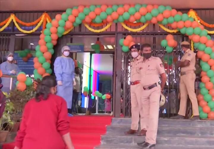 ये कर्नाटक के बैंगलोर मेडिकल कॉलेज और अनुसंधान संस्थान की तस्वीर है. यहां भी टीकाकरण के पहले चरण के शुभारंभ पर मेडिकल कॉलेज को गुब्बारों से सजाया गया है. 