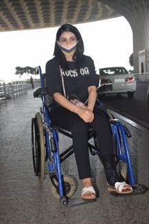 In Pics: व्हील चेयर पर बैठी एयरपोर्ट पर स्पॉट हुईं प्राची देसाई, देखिए तस्वीरें