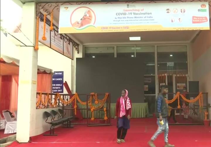 आज से शुरू हुए कोरोना वैक्सीनेशन कार्यक्रम के लिए असम के गुवाहटी में भी खास तैयारियां की गई हैं. यहां मेडिकल कॉलेज को फूलों से सजाया गया है. 