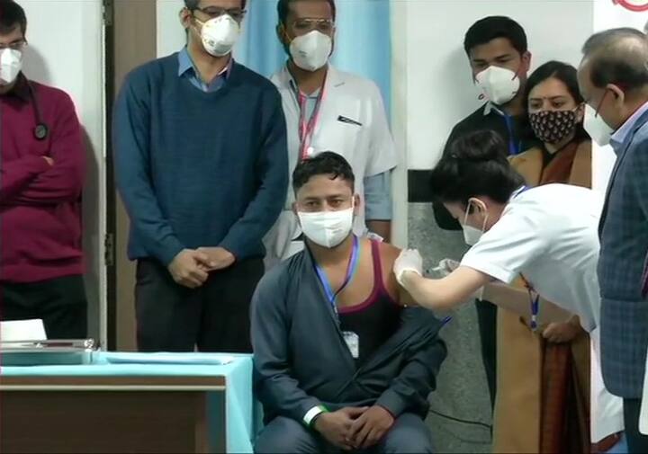 पीएम मोदी के कोरोना के टीकाकरण अभियान की शुरुआत किए जाने के बाद राजधानी दिल्ली के एम्स अस्पताल में सबसे पहले एक स्वास्थ्य कर्मी को वैक्सीन लगाई गई. इस दौरान स्वास्थ्य मंत्री हर्षवर्धन भी मौजूद रहे.