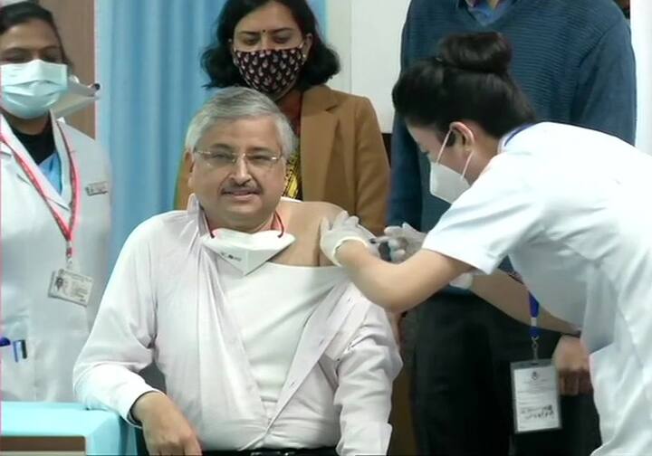 दिल्ली स्थित एम्स के डायरेक्टर रणदीप गुलेरिया ने भी कोविड वैक्सीन लगवाई.
