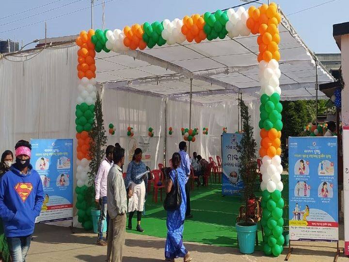 ये तस्वीर ओडिशा के संबलपुर जिले के जिला मुख्यालय अस्पताल की है यहां कोविड 19 वैक्सीनेशन के पहले चरण की शुरूआत पर गुब्बारों से सजावट की गई है. 
