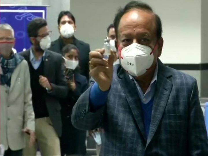 केंद्रीय स्वास्थ्य मंत्री हर्षवर्धन ने दिल्ली के एम्स अस्पताल में भारत बायोटेक द्वारा विकसित कोवैक्सीन की एक खुराक को दिखाया बता दें कि देश भर में आज से टीकाकरण के पहले चरण का आगाज हो गया है. 