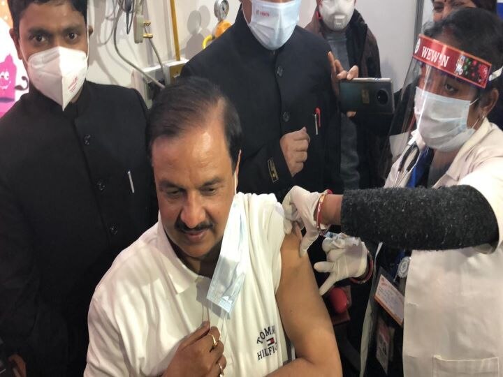 Noida: Local MP Dr. Mahesh Sharma first introduced Corona vaccine नोएडा:  कोरोना टीका लेने वाले पहले सांसद बने महेश शर्मा, बोले- वैक्सीन पूरी तरह से सुरक्षित और भरोसेमंद