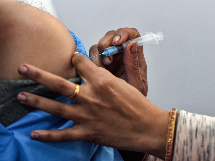 Corona Vaccination in india two lakh people got vaccinated on first day very few people have mild side effects Corona Vaccination: पहले दिन करीब दो लाख लोगों को लगी कोरोना वैक्सीन, हल्के साइड इफेक्ट के मामले भी आए सामने