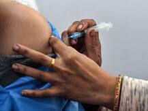 Corona Vaccination: पहले दिन करीब दो लाख लोगों को लगी कोरोना वैक्सीन, हल्के साइड इफेक्ट के मामले भी आए सामने