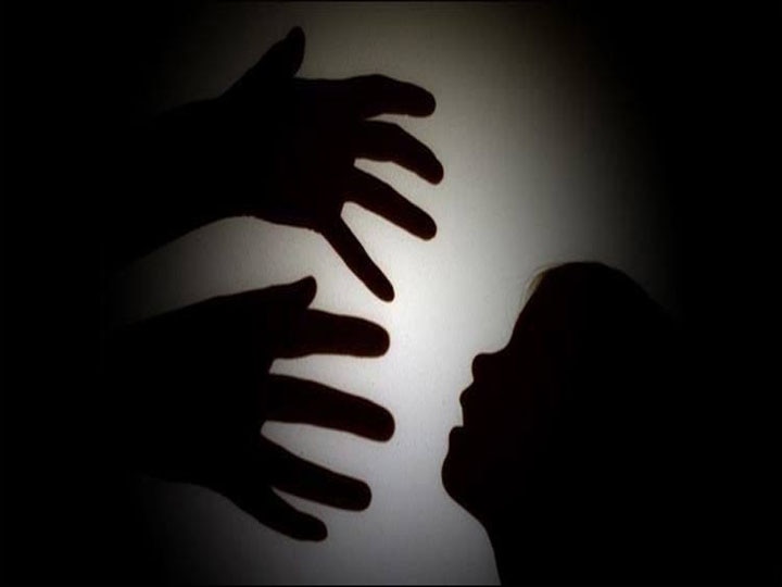 Woman's lover tried to molest minor daughter बचपन के दोस्त ने पहले पत्नी को भगाया फिर बेटी पर भी डाली बुरी नजर