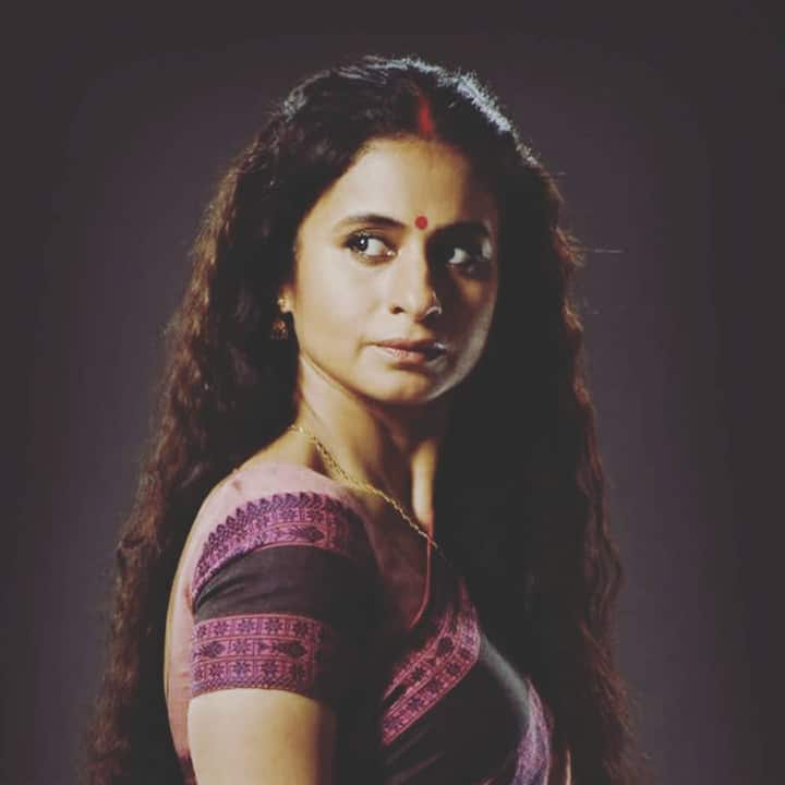 यूं तो रसिका दुग्गल ने अपने करियर में कई सीरीज़, धारावाहिकों और फिल्मों में काम किया है लेकिन उन्हें स्टार बनाया मिर्जापुर ने. इस सीरीज़ में वो कालीन भैया की दूसरी पत्नी बीना त्रिपाठी के रोल में नज़र आईं. और एक दमदार छाप छोड़ी. और इसके दूसरे सीज़न में भी उनकी दमदार परफॉर्मेंस ही देखने को मिली थी. (Photo Credit - instagram)