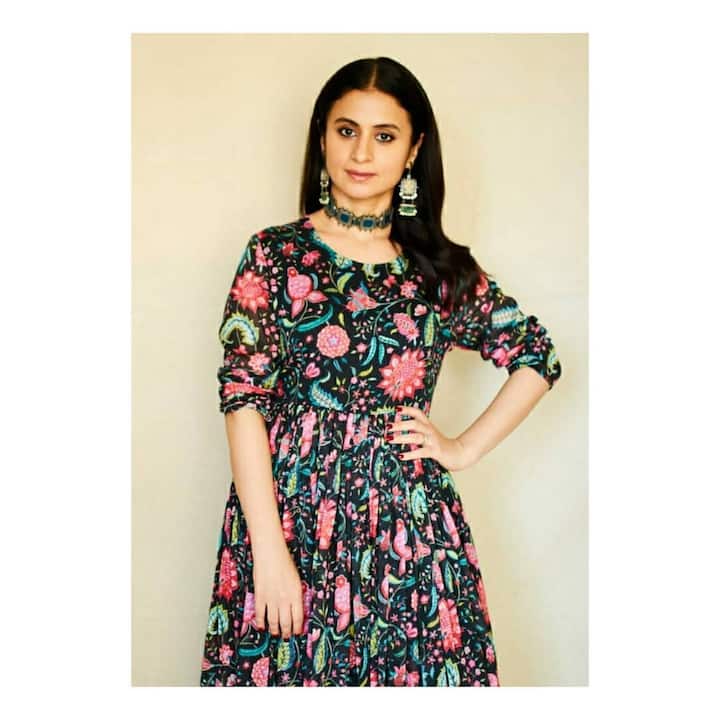 झारखंड के जमशेदपुर में जन्मीं रसिका दुग्गल अच्छी खासी पढ़ी लिखी हैं. उन्होंने बैचलर और साइंस में ग्रेजुएशन की हैं. इसके अलावा उन्होंने सोशल कम्यूनिकेशन मीडिया में पोस्ट ग्रेजुएशन की. और साथ ही FTII से एक्टिंग में पोस्ट ग्रेजुएशन कम्पलीट की. (Photo Credit - instagram)