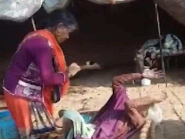 Daughter in law beaten a mother in law in Agra video viral in social media ann आगरा में मानवता शर्मशार, सास को जानवरों की तरह पीटती बहू का वीडियो वायरल