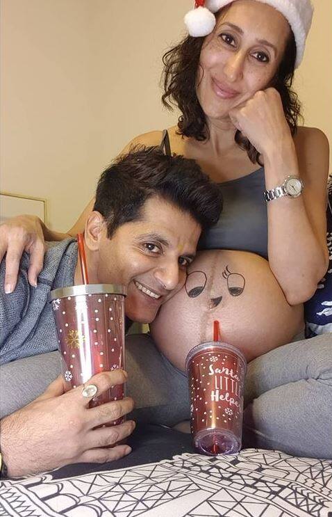 इस पोस्ट को शेयर करते हुए एक्टर ने कैप्शन में लिखा है, ‘अब मेरी तीन बेटियां हैं. एक दिन वो बड़ी होगी और उन्हें पाने के लिए आप पहले मुझसे मिलेंगे. समाप्त. फ्यूचर बॉयफ्रेंड के लिए संदेश. हमारे सामने वाले दरवाजे के लिए ये प्यारी कलाकृति?’ सोशल मीडिया पर करणवीर बोहरा की इस पोस्ट को काफी पसंद किया जा रहा है. (Photo Credit: @karanvirbohra Instagram)