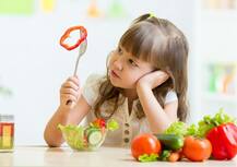 सर्दी-जुकाम हो तो बच्चों के खाने से हटाएं ये चार चीजें, बढ़ सकता है इंफेक्शन का खतरा