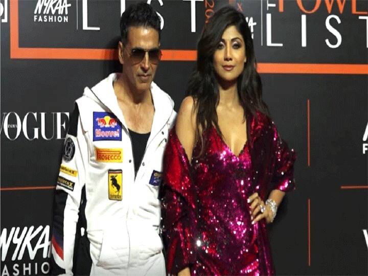 शिल्पा शेट्टी(Shilpa Shetty) - रवीना गईं तो शिल्पा की एंट्री हो गई. वाकई जबरदस्त खिलाड़ी हैं अक्षय कुमार. शिल्पा भी अक्षय कुमार के प्यार में पूरी तरह से पागल थीं. वो चाहती थीं कि अक्षय उनसे शादी करें. लेकिन मीडिया रिपोर्ट्स के मुताबिक तब तक अक्षय की जिंदगी में किसी और की एंट्री हो चुकी थी. यही कारण रहा कि दोनों का ब्रेकअप हो गया. ये मसला मीडिया में भी खूब गूंजा था. 