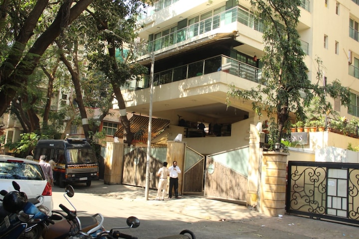 मामले में कई राजनीतिक पार्टियां भी कूद गई हैं और उन्होंने सीरीज को बैन करने की मांग कर दी है. इस संबंध में सूचना और प्रसारण मंत्री प्रकाश जावड़ेकर को भी पत्र लिखा गया है. मामले के तूल पकड़ते ही इस सीरीज में मुख्य किरदार निभाने वाले सैफ अली खान के मुंबई स्थित घर के बाहर पुलिस बल तैनात कर दिया है और उन्हें सुरक्षा प्रदान कर दी है.
