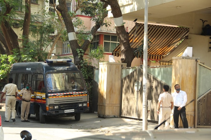 सैफ मुंबई के बांद्रा इलामें फार्च्यून हाइट्स नाम के अपार्टमेंट में रहते हैं. वहीं इसके बिलकुल सामने उन्होंने नया घर भी ख़रीदा है जहां अब सुरक्षा के तगड़े इंतजाम कर दिए गए हैं.